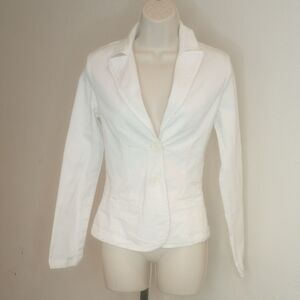 Zara White Blazer with Notched Lapel and Tailored Fit